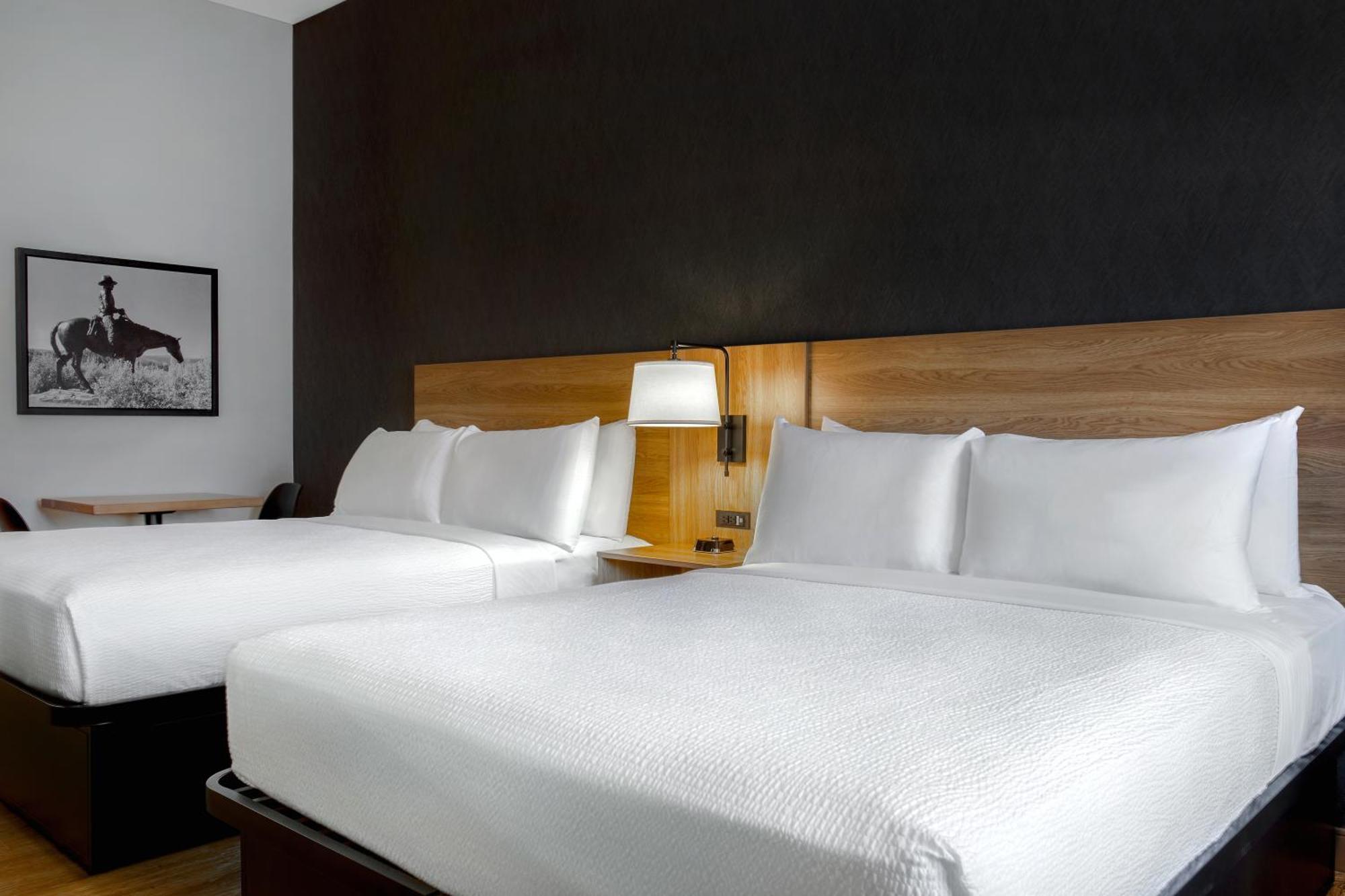 Ramada By Wyndham Cochrane Hotell Exteriör bild