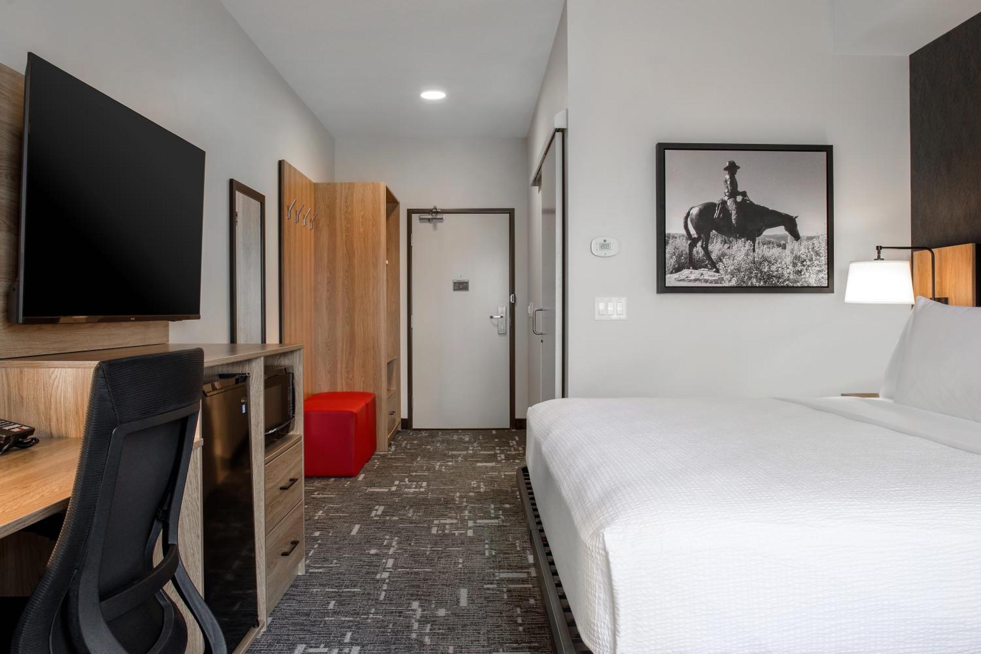 Ramada By Wyndham Cochrane Hotell Exteriör bild