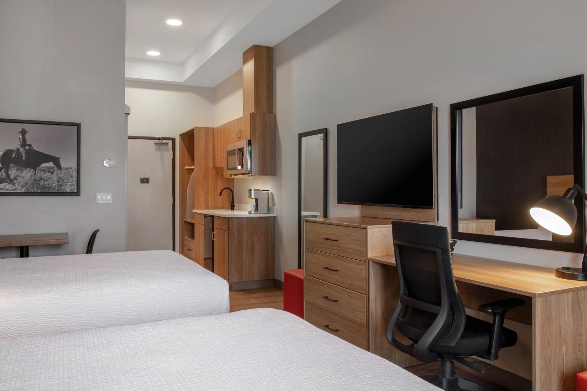 Ramada By Wyndham Cochrane Hotell Exteriör bild