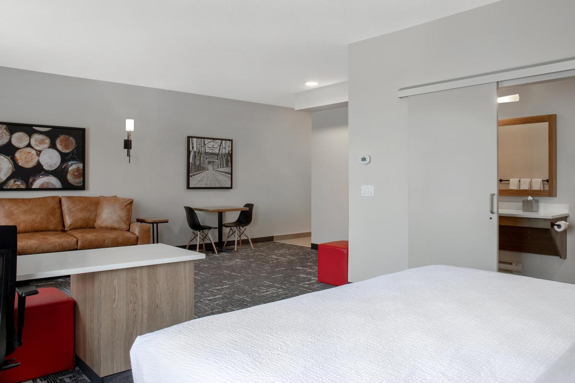Ramada By Wyndham Cochrane Hotell Exteriör bild
