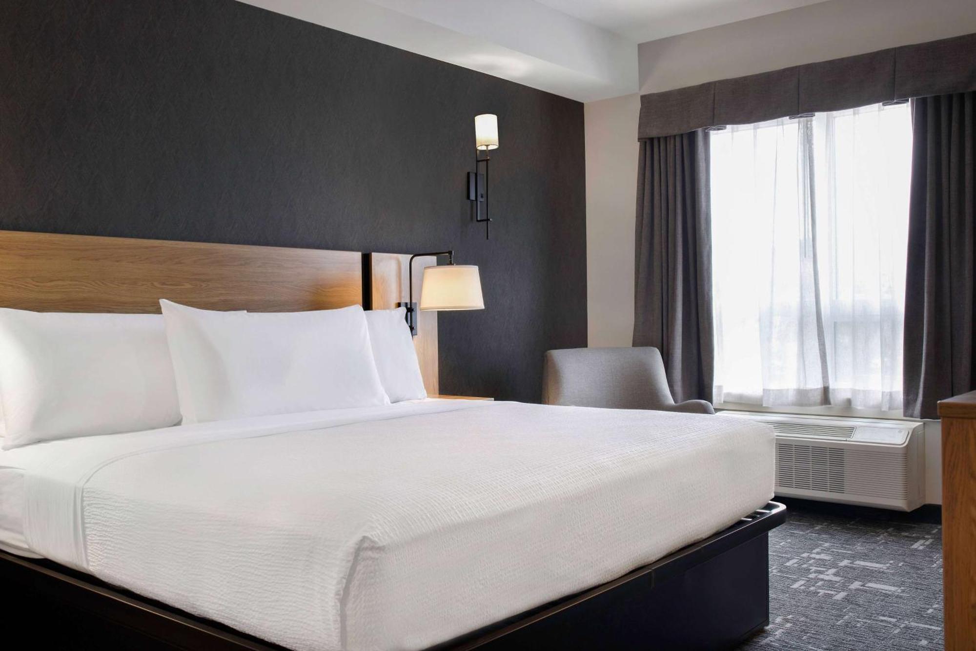Ramada By Wyndham Cochrane Hotell Exteriör bild