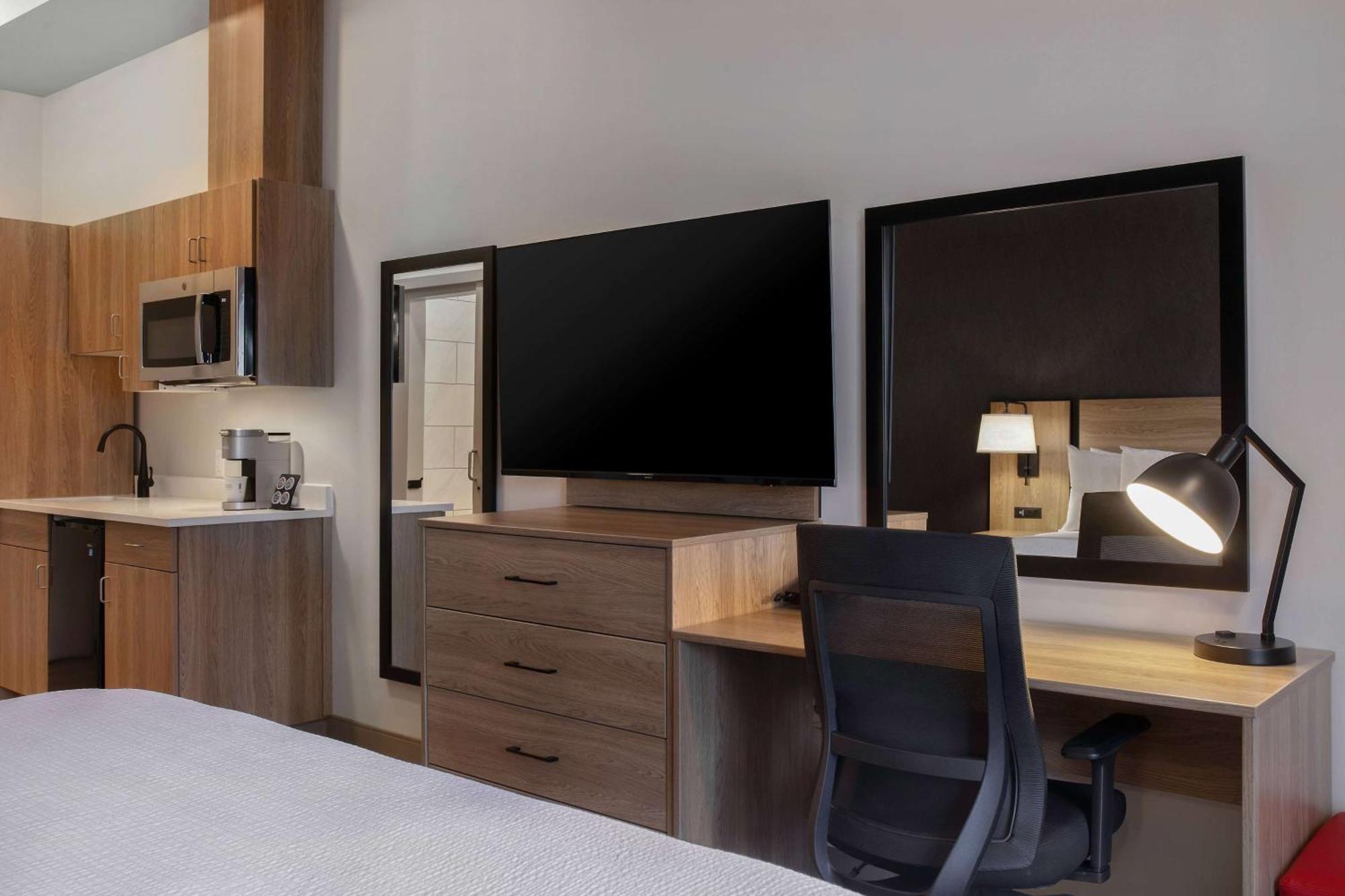 Ramada By Wyndham Cochrane Hotell Exteriör bild