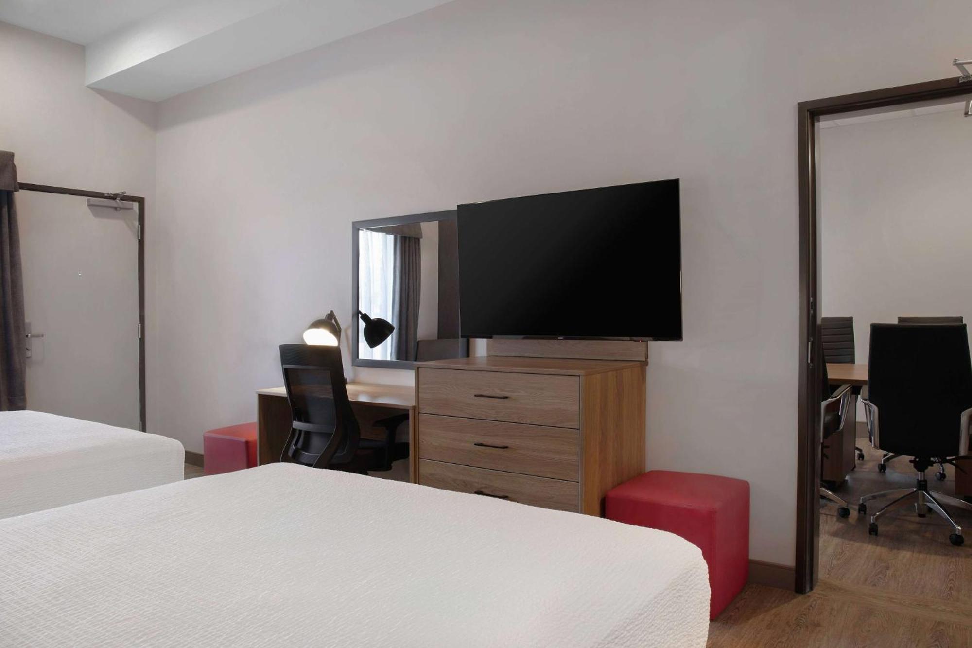 Ramada By Wyndham Cochrane Hotell Exteriör bild