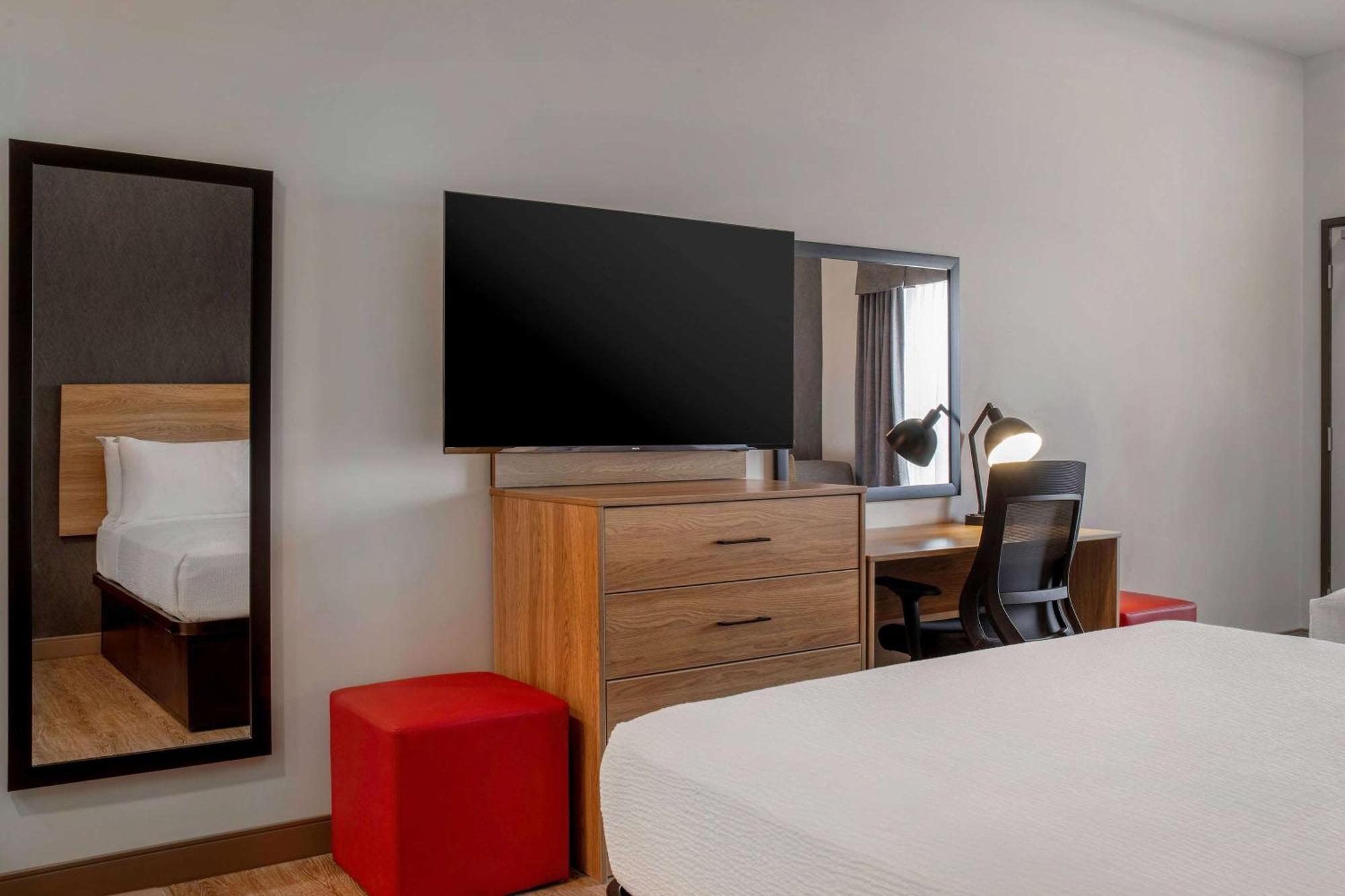 Ramada By Wyndham Cochrane Hotell Exteriör bild