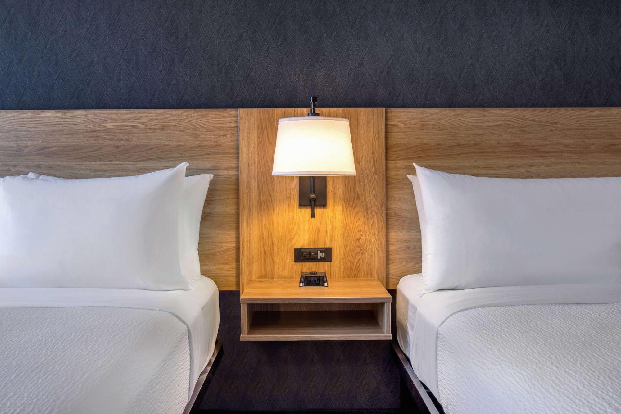 Ramada By Wyndham Cochrane Hotell Exteriör bild