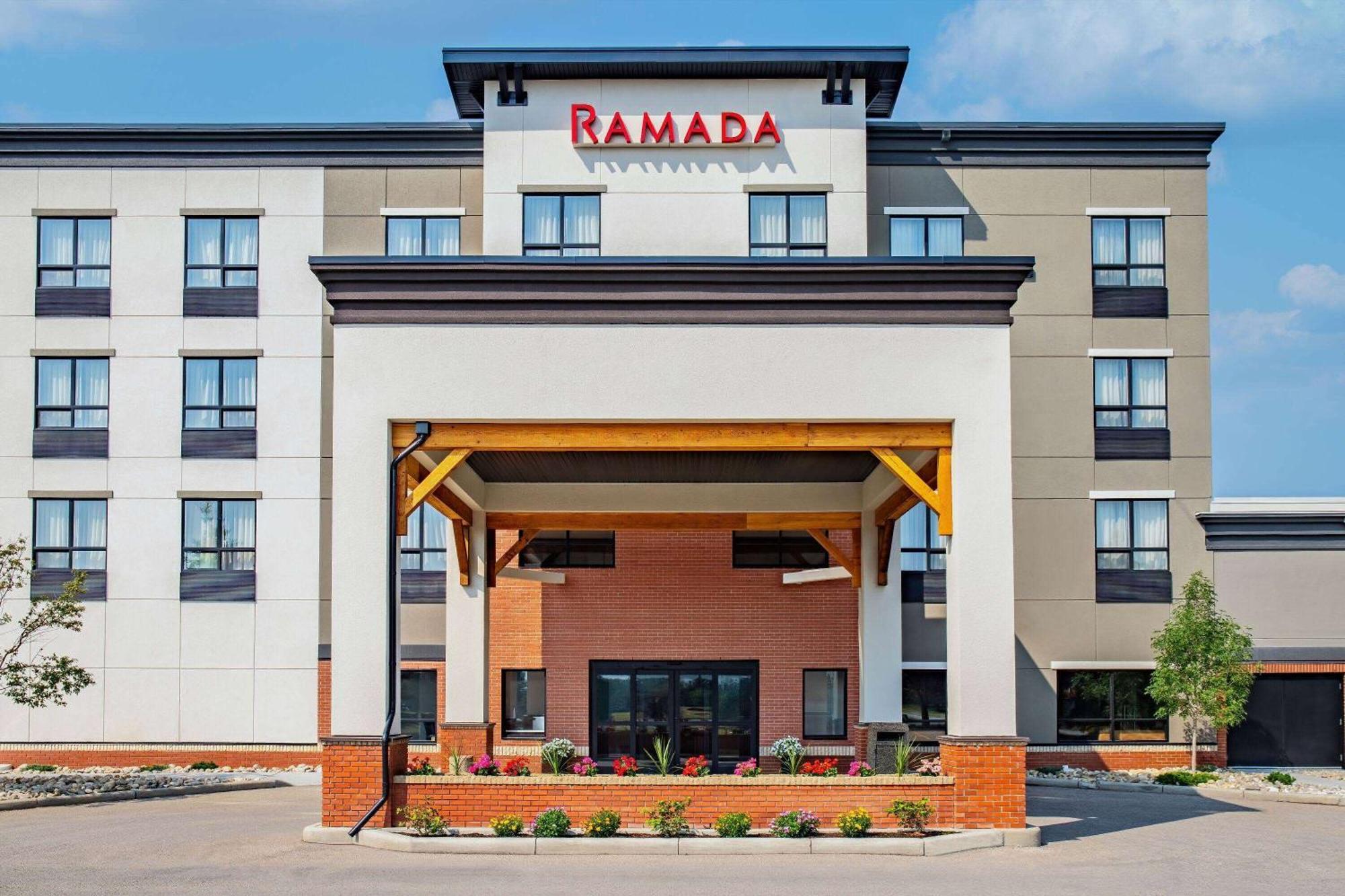 Ramada By Wyndham Cochrane Hotell Exteriör bild